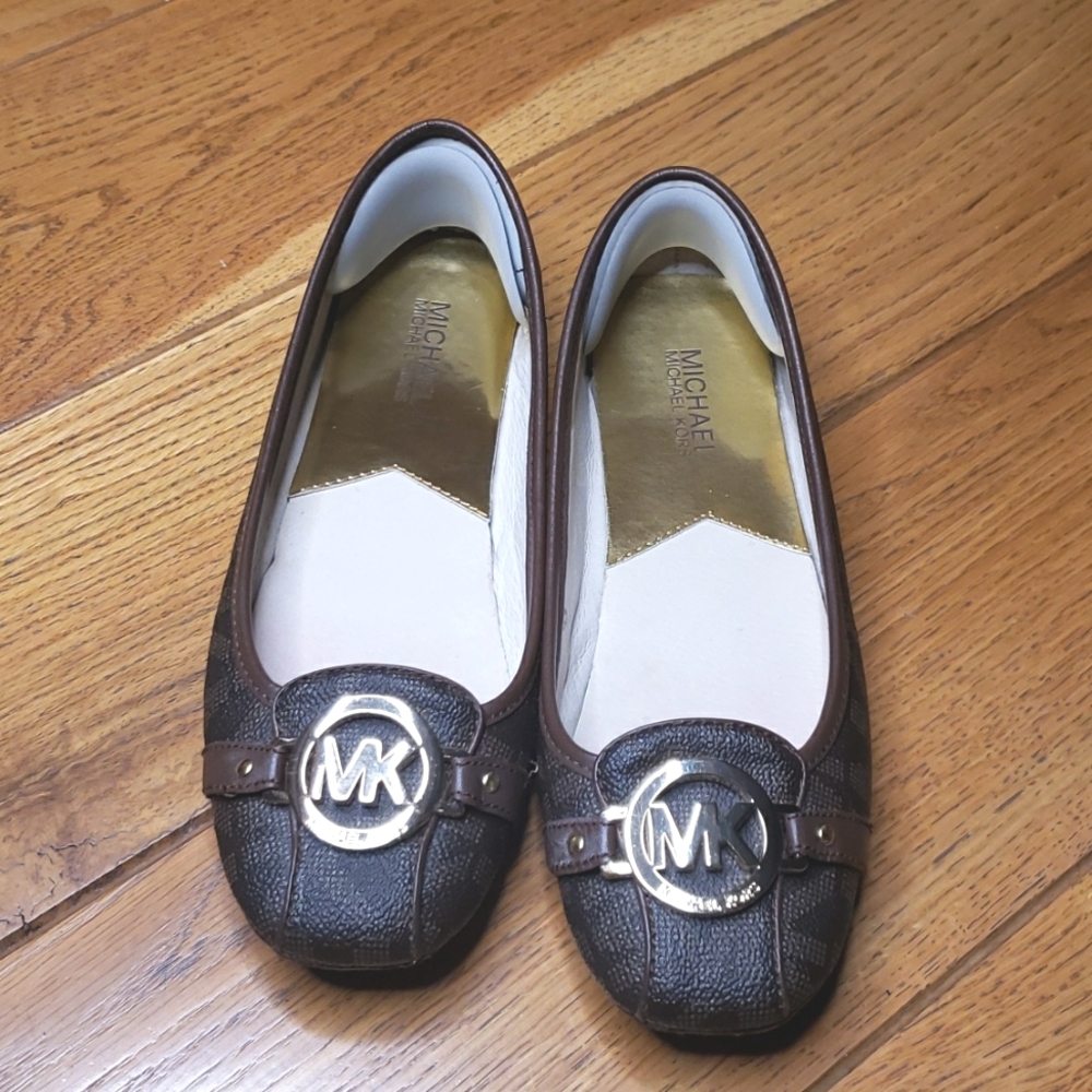 MK SIGNATURE SHOES SIZE 8.5